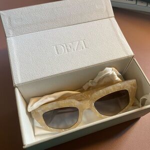 Dezi Sunglasses in On Read